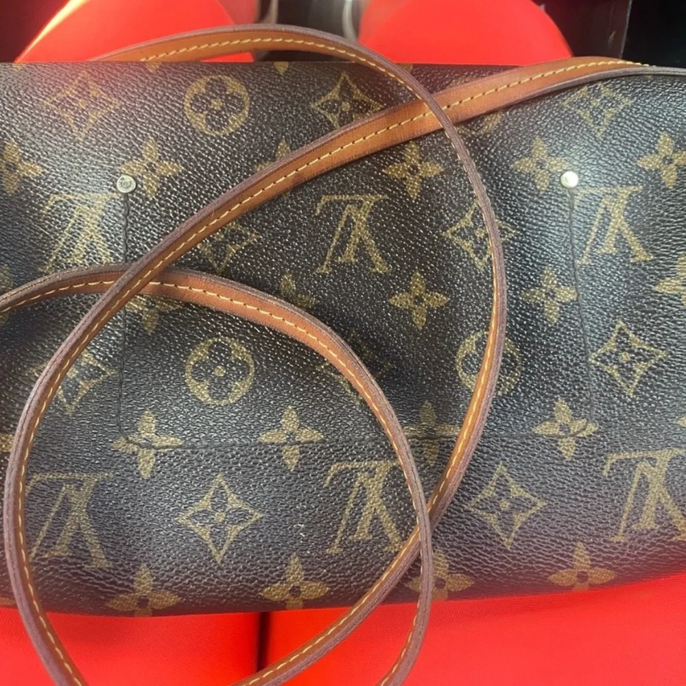 Brown and Gold Chain Shoulder Bag - Picture 3 of 11